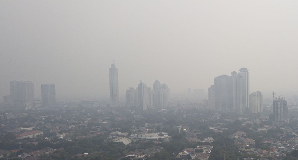 Pemandangan kota Jakarta dengan polusi pada Rabu (23/08/2023).  Berdasarkan situs IQAir, indeks kualitas udara Jakarta berada pada angka 163 dari 16,00, tidak sehat. 