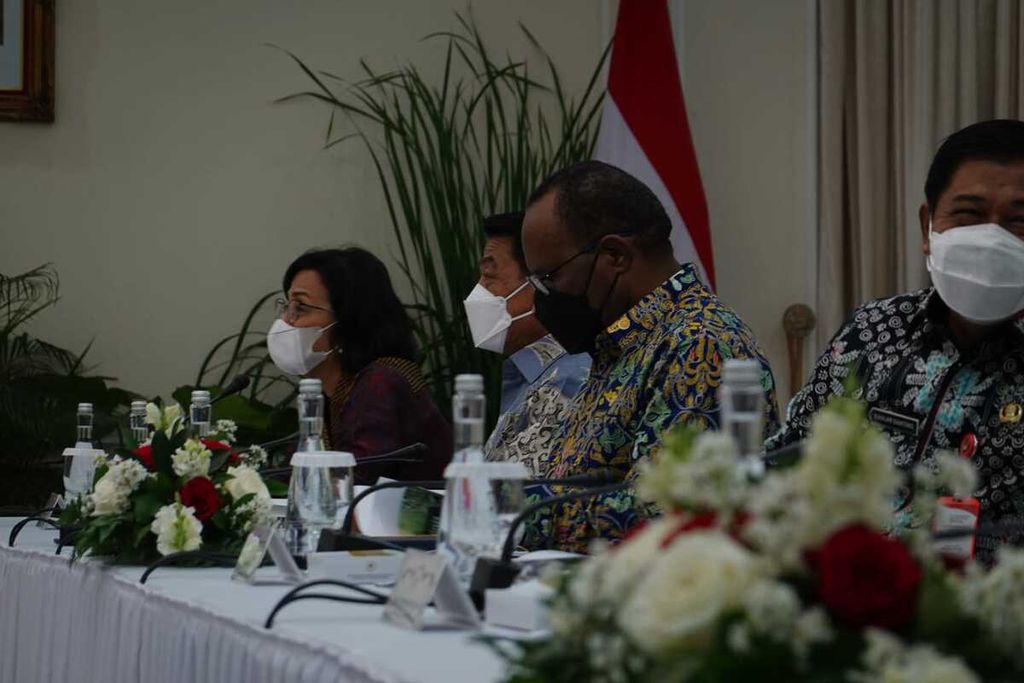 Menteri Keuangan Sri Mulyani Indrawati (kiri) saat mengikuti rapat Koordinasi Tim Percepatan Penurunan Stunting Pusat di Istana Wakil Presiden, Jalan Medan Merdeka Selatan Nomor 6, Jakarta Pusat, Rabu (11/5/2022).