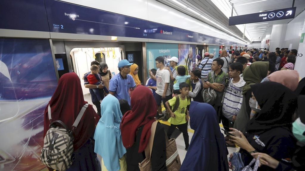 Passengers in MRT Station at Bundaran HI, Central Jakarta. Japan, United Kingdom, and South Korea will participate to build next two phases of the public transportation system.