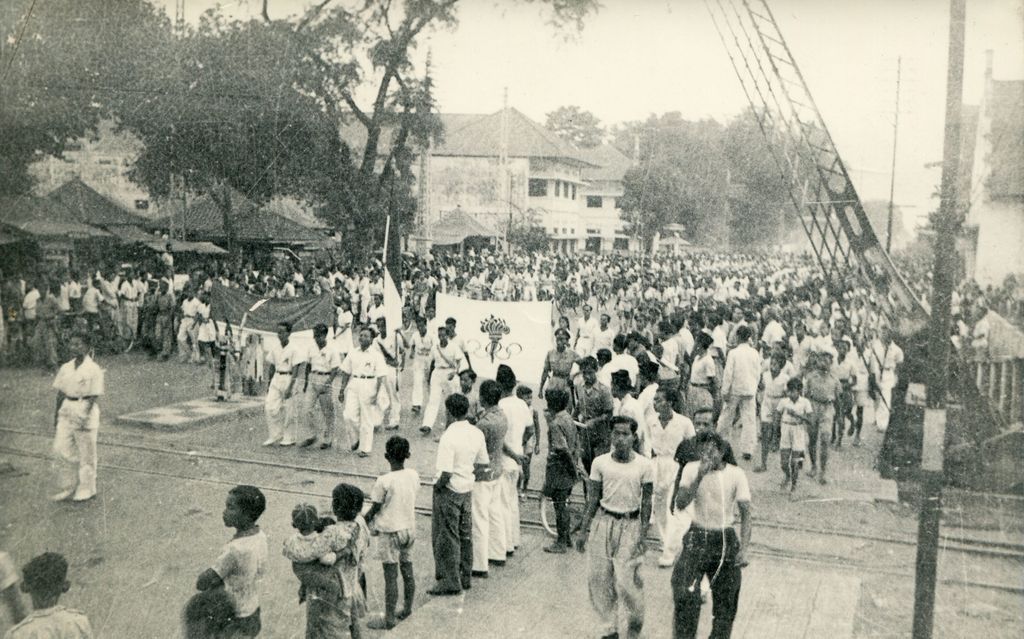 Rombongan pembawa bendera PON I/1948 masuk Kota Solo setelah menempuh perjalanan secara beranting sejauh 64 kilometer dari Yogyakarta sejak 8 September 1948.