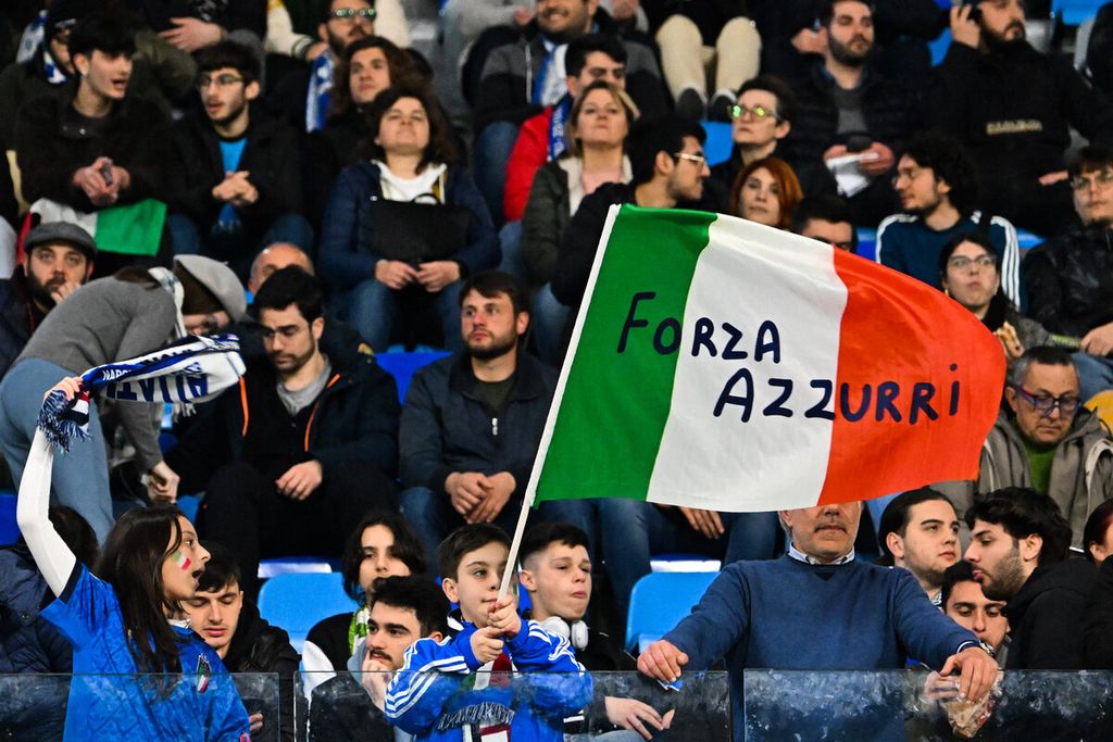Suporter cilik timnas Italia memberi semangat untuk timnya dalam pertandingan kualifikasi Piala Eropa Grup C antara Italia dan Inggris di Stadion Diego Maradona, Napoli, Italia, Juma (24/3/2023) dini hari WIB. Inggris mengalahkan Italia, 2-1 dalam pertandingan tersebut.