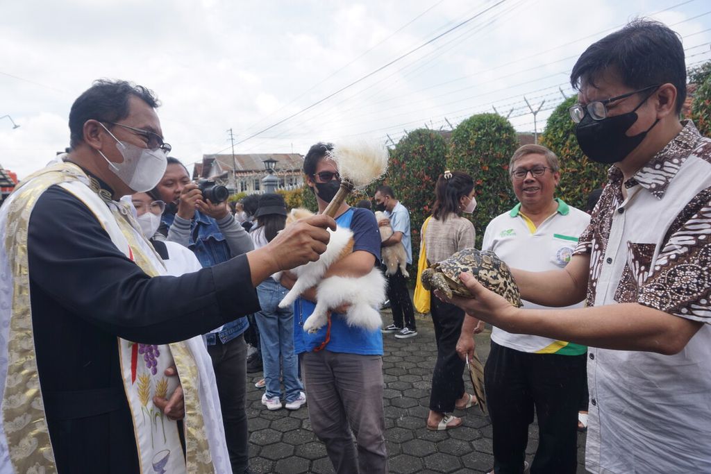 Pastor Paroki Gereja Katolik Santo Yosep Purwokerto Valentinus Sumanto Winata mereciki air suci kepada kura-kura di Kabupaten Banyumas, Jawa Tengah, Minggu (20/11/2022).