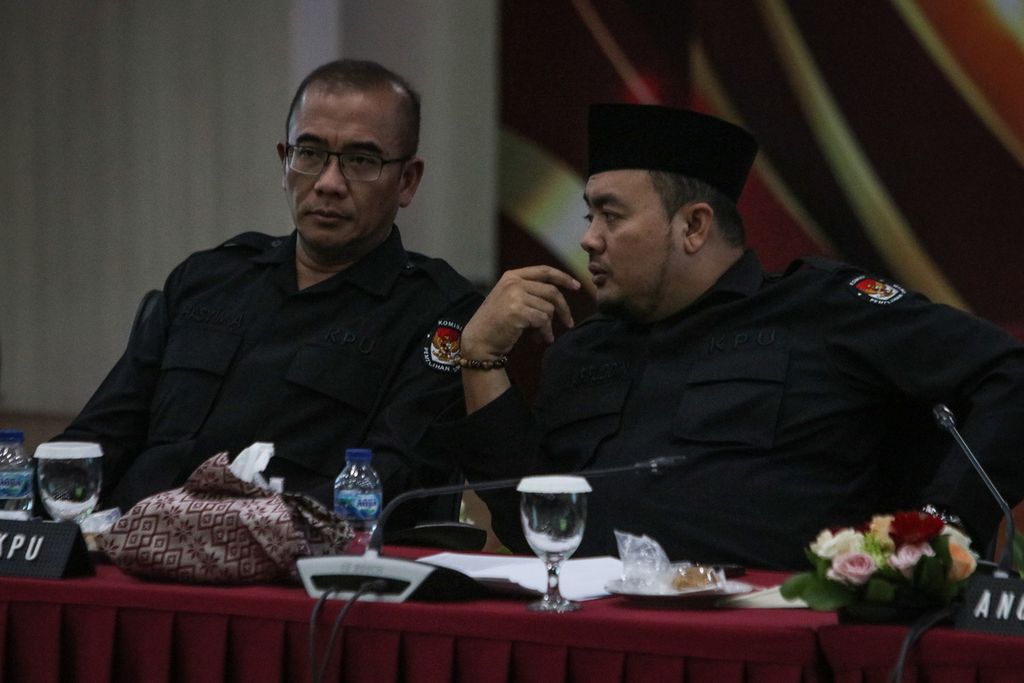 Ketua KPU Hasyim Asy'ari (kiri) berbincang dengan anggota KPU, Mochammad Afifuddin (kanan), saat rapat pleno di Kantor KPU, Jakarta Pusat, Rabu (14/12/2022). 