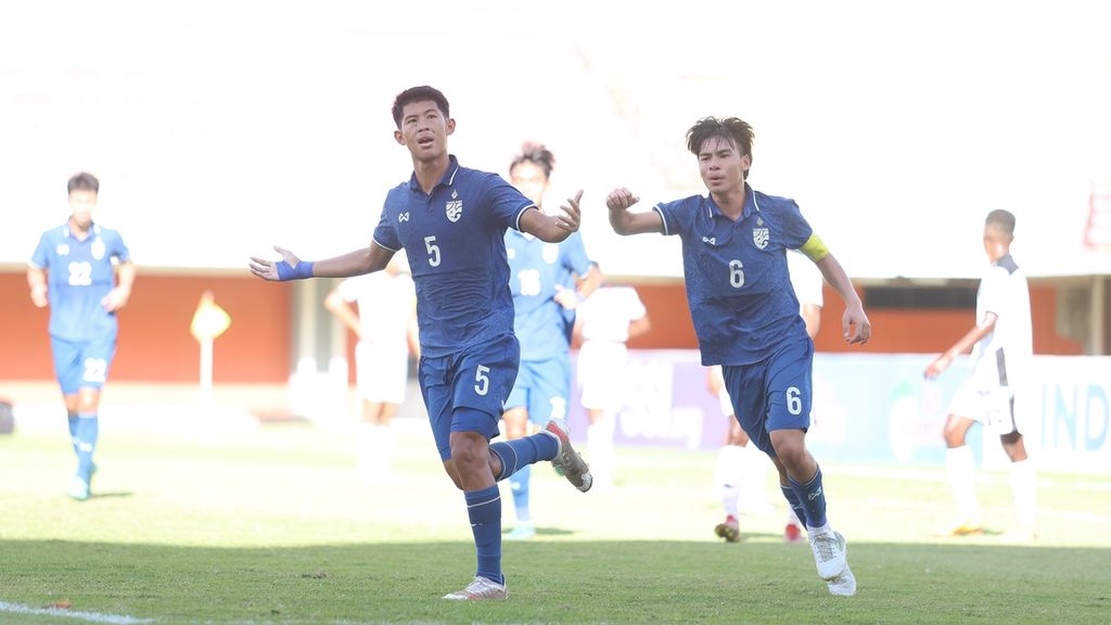 Bek Thailand, Jirapol Saelio (kiri), merayakan gol kedua Thailand ke gawang Timor Lester bersama sang kapten, Phanthawat Lekkun (kanan), Minggu (7/8/2022), di Stadion Maguwoharjo, Sleman, Daerah Istimewa Yogyakarta. Ia telah menghasilkan dua gol di Piala AFF U-16 2022.