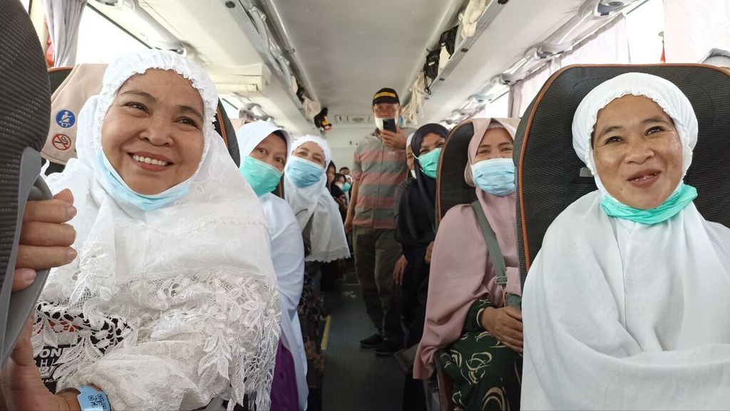 Jemaah haji Indonesia tampak gembira di dalam bus yang akan mengantar mereka dari Mekkah ke Madinah, Arab Saudi, Kamis (21/7/2022). Mereka adalah jemaah gelombang kedua yang datang langsung ke Mekkah untuk menunaikan ibadah haji. Setelah kelar, mereka lantas bergeser ke Madinah untuk melaksanakan amalan sunah di Masjid Nabawi.