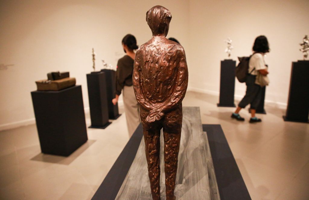 Karya patung Dolorosa Sinaga turut meramaikan pameran seni rupa oleh sepuluh perupa perempuan dalam  pameran dengan tema<i> Infusions Into Contemporary Art </i>di Galeri Nasional Indonesia di Jakarta, Kamis (31/3/2022).