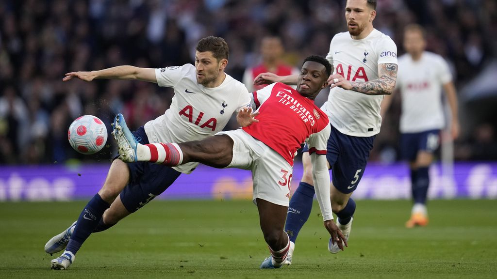 Pemain Arsenal, Eddie Nketiah (kanan) berebut bola dengan pemain Tottenham Hotspur, Ben Davies saat kedua tim berlaga dalam lanjutan pertandingan Liga Inggris di Stadion Tottenham Hotspur, London, Jumat (13/5/2022) dini hari WIB. Hotspur unggul penguasaan bola pada laga ini dengan catatan 57 persen. 
