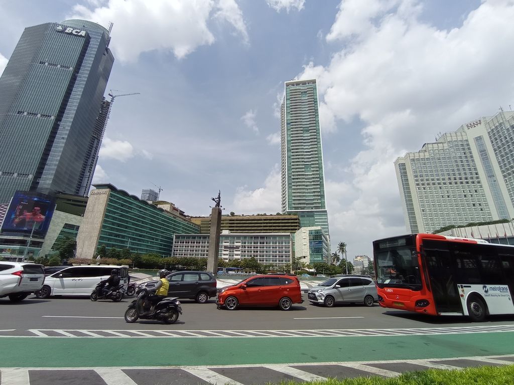 Keramaian lalu lintas di Bundaran Hotel Indonesia, Jakarta, Jumat (28/1/2022). Pada saat yang sama, bertambah 4.558 kasus positif Covid-19 berdasarkan hasil tes PCR sehingga jumlah kasus aktif di Jakarta menjadi 19.419 orang.