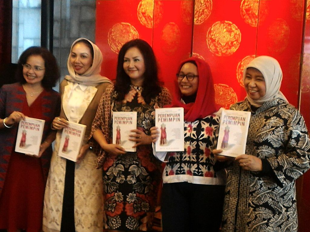 Dari kiri ke kanan, Betti Alisjahbana, Shinta Dhanuwardoyo, Atiek Nur Wahyuni, Luwigna Poerwo-Hananto, dan Nurhayati Subakat dalam pelucuran buku <i>Perempuan Pemimpin</i> karya Betti di Jakarta, Rabu (5/4).