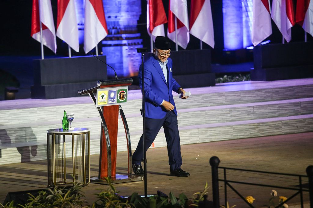 Ketua Umum DPP Partai Amanat Nasional (PAN) Zulkifli Hasan usai memberikan pidato dalam Silaturahim Nasional Partai Golkar, PAN, PPP yang tergabung dalam Koalisi Indonesia Bersatu (KIB) di Jakarta, Sabtu (4/6/2022). 