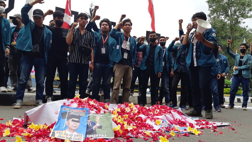 Puluhan mahasiswa yang tergabung dalam Aliansi Mahasiswa Unila menggelar unjuk rasa di depan Gedung Rektorat Unila, Senin (22/8/2022).