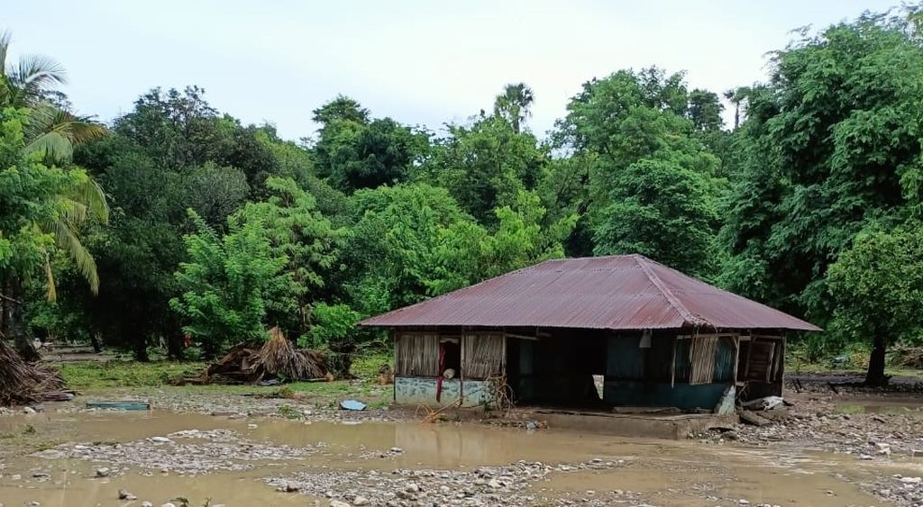 Sebuah rumah warga di desa Tuakau Kabupaten Kupang rusak setelah diterjang banjir Kamis (29/12/2022) dinihari.