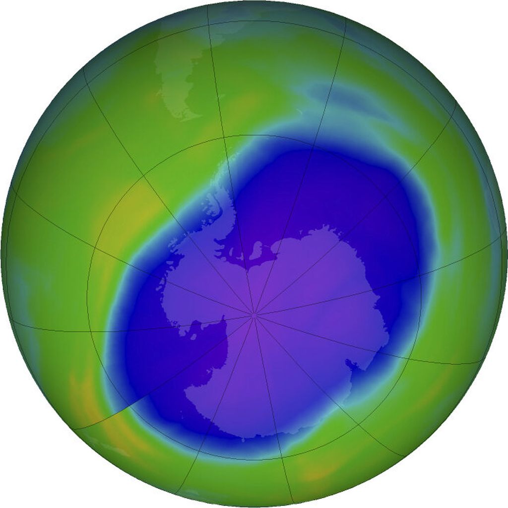 Warna biru dan ungu menunjukkan lubang di lapisan ozon pelindung Bumi di atas Antartika pada 5 Oktober 2022. Lapisan baru Perserikatan Bangsa-Bangsa menyebutkan, laposan ozon pelindung Bumi perlahan pulih dengan kecepatan yang akan sepenuhnya memperbaiki lubang di Antartika sekitar 43 tahun ke depan. 
