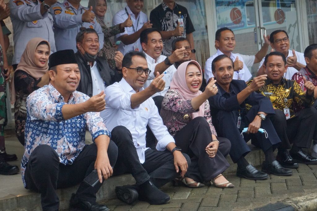 Menteri Perhubungan Budi Karya Sumadi (depan, dua dari kiri) didampingi Bupati Banyumas Achmad Husein (kiri) dan Bupati Purbalingga Dyah Hayuning Pratiwi (depan, ketiga dari kiri) berfoto bersama di Bandara Jenderal Besar Soedirman, Purbalingga, Jawa Tengah, Jumat (30/9/2022).