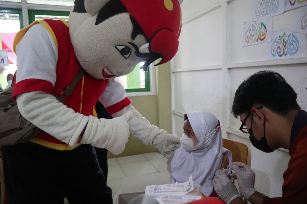 The "Boboiboy" doll costume entertains children undergoing Covid-19 vaccination at SDIT Al-Falah, Cirebon City, West Java, Wednesday (19/1/2022).