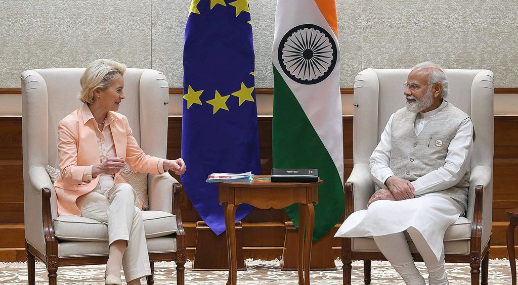 Foto yang diambil per 25 April 2022 dan dirilis oleh Biro Informasi Pres India menunjukkan Perdana Menteri India Narendra Modi (kanan) dan Presiden Komisi Eropa Ursula von der Leyen dalam pertemuan di New Delhi. 