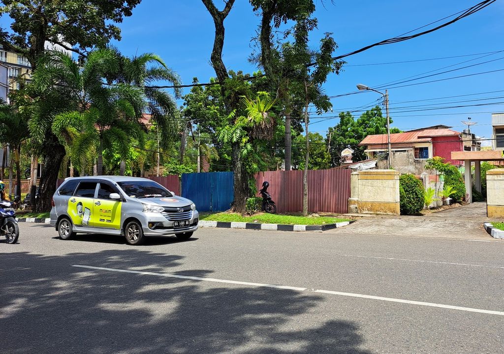 Lahan tempat cagar budaya Rumah Ema Idham yang dibongkar pemiliknya sekitar tiga pekan lalu dipotret dari depan rumah dinas Wali Kota Padang di Jalan Ahmad Yani, Kota Padang, Sumatera Barat, Selasa (14/2/2023).
