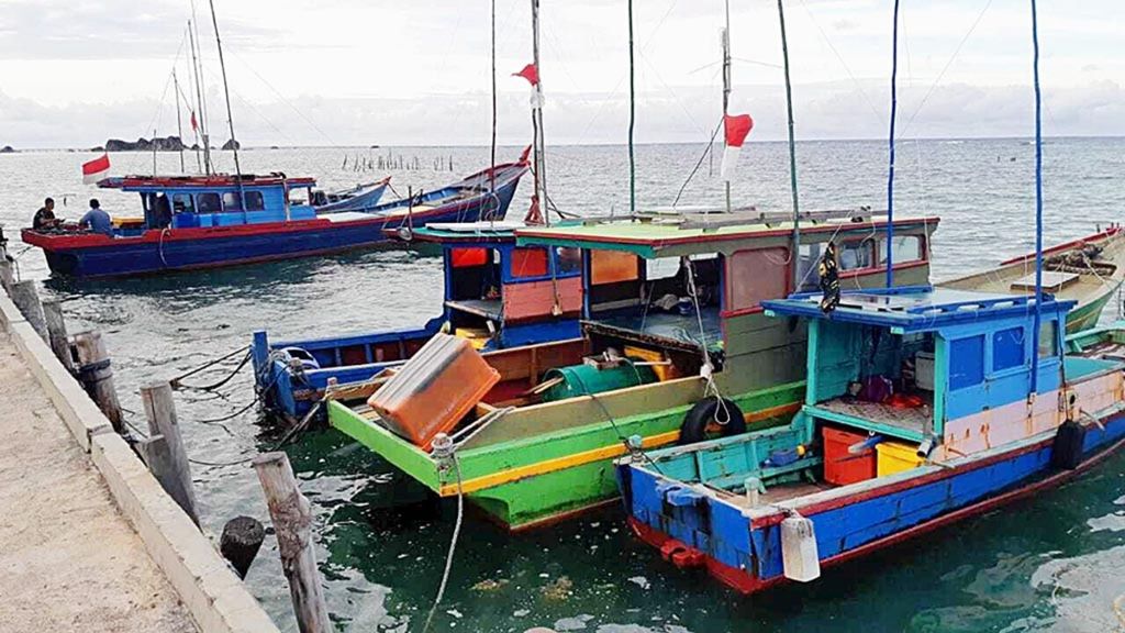 A fishing boat in Sepempang Village, East Bunguran District, Natuna, Riau Islands, rests at Teluk Baruk Harbor, Friday (6/3/2020).