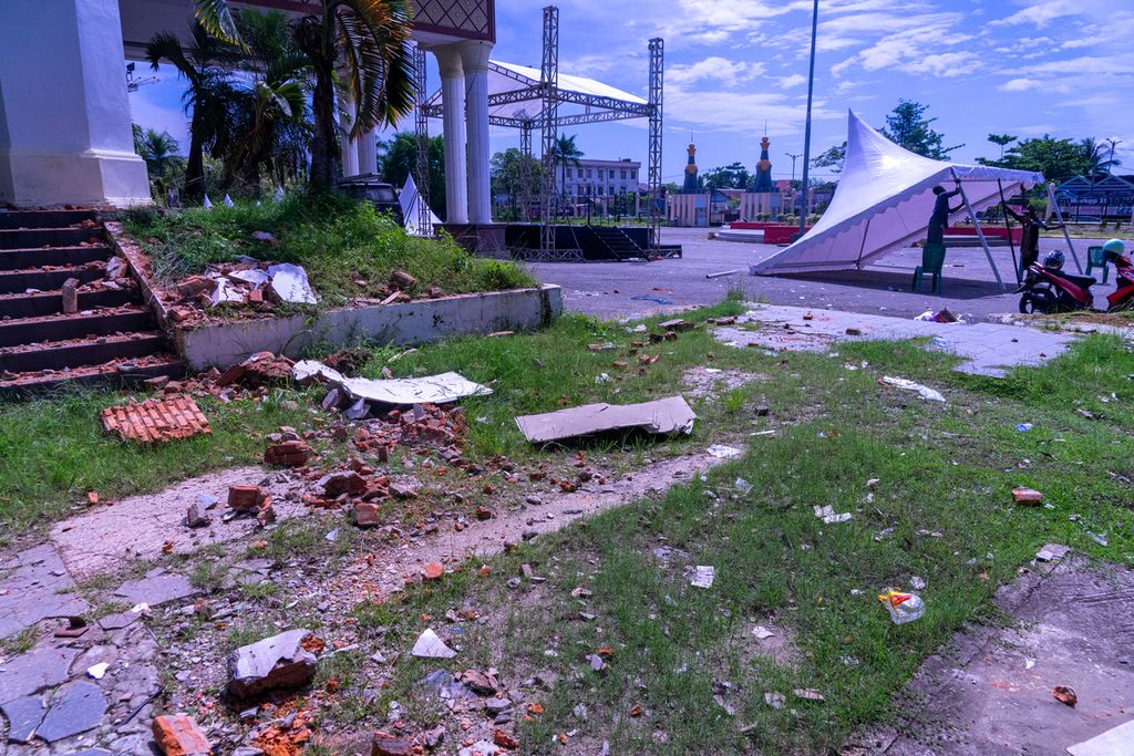 Puing-puing bangunan yang roboh terlihat di salah satu sisi kawasan tugu  bekas MTQ, Kendari, Sulawesi Tenggara, Minggu (27/3/2022), akibat gempa dengan kekuatan M 5,2 pada Sabtu (26/3/2022) malam. Rentetan gempa yang terjadi di Sesar Walanopo selama dua hari terakhir membuat beberapa bangunan rusak dan warga pesisir mengungsi.