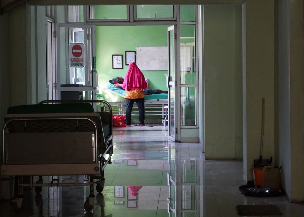 Suasana ruang instalasi gawat darurat Rumah Sakit Umum Daerah Kardinah, Kota Tegal, Jawa Tengah, Rabu (30/6/2021). Rumah sakit rujukan Covid-19 yang menyiapkan 177 tempat tidur itu merawat sebanyak 153 pasien Covid-19 pada Rabu siang. Dengan demikian, tingkat keterisian tempat tidur di rumah sakit itu mencapai 86,44 persen.