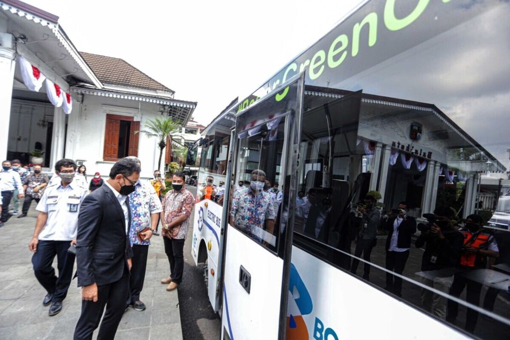 The Bogor City Government received an electric bus from PT Bakrie Autoparts, on Wednesday (4/8/2021).