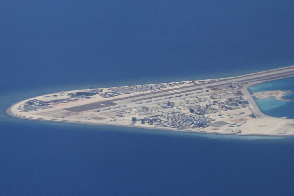 Dalam foto pada April 2017 ini terlihat landas pacu di lahan hasil reklamasi China di Karang Subi, Kepulauan Spratly. Fasilitas militer China di kepulauan itu disebut sebagai Kapal Induk yang Tidak Mungkin Tenggelam. 