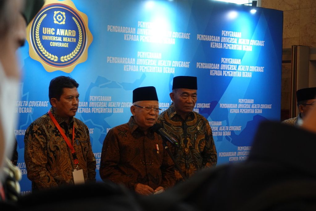 Wakil Presiden Ma’ruf Amin saat menyampaikan keterangan pers seusai acara Penyerahan Penghargaan Universal Health Coverage (UHC) kepada Pemerintah Daerah di Jakarta, Selasa (14/3/2023).