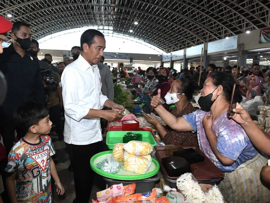 Presiden Joko Widodo melakukan pengecekan harga bahan-bahan pokok di pasar tradisional dalam kunjungan kerja di Provinsi Jawa Tengah (10/4/2023). Kali ini, Presiden Jokowi meninjau Pasar Legi di Kota Surakarta.