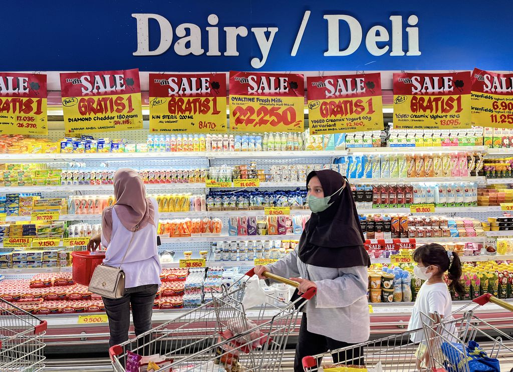 Pengunjung berbelanja bahan makanan di pasar ritel modern di Kota Tangerang, Banten, Kamis (1/12/2022). Badan Pusat Statistik mencatat inflasi per November 2022 sebesar 5,42 persen secara tahunan atau turun dari posisi Oktober 2022 sebesar 5,71 persen.