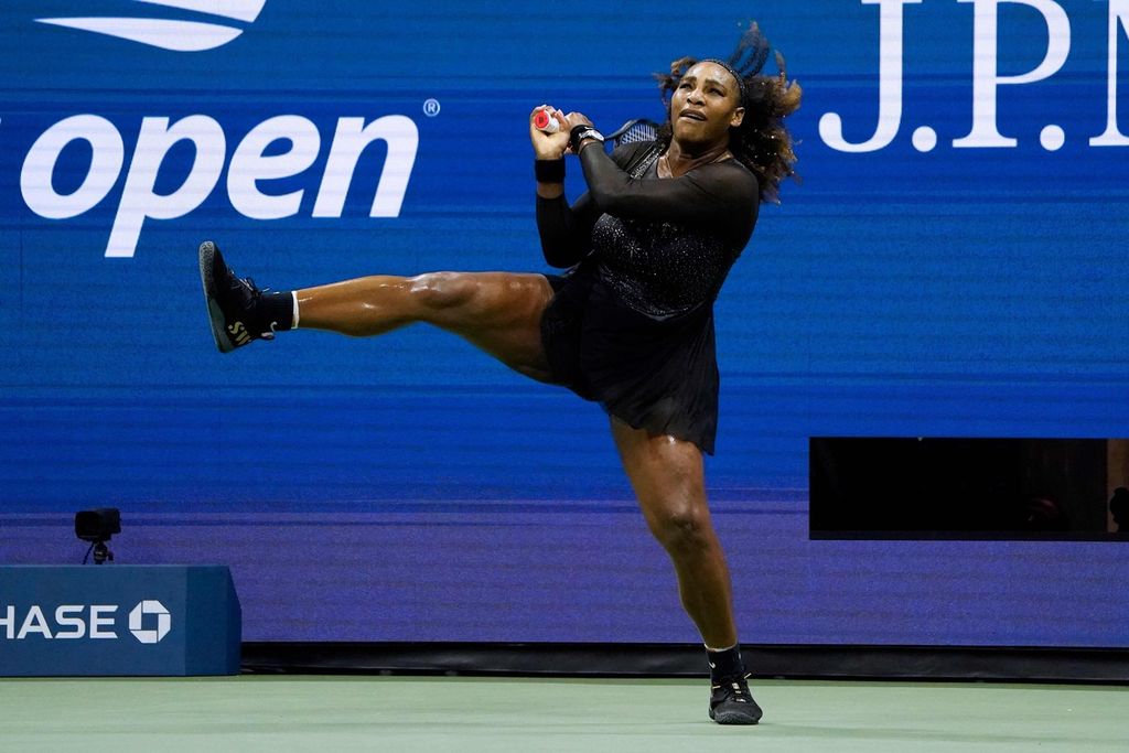 Petenis AS Serena Williams mengembalikan bola ke petenis Australia Ajla Tomljanovic pada laga babak ketiga AS Terbuka di Stadion Arthur Ashe, Flushing Meadows, New York, Jumat (2/9/2022) malam atau Sabtu (3/9) pagi WIB. Serena kalah dengan skor 5-7, 7-6 (4), 1-6. 
