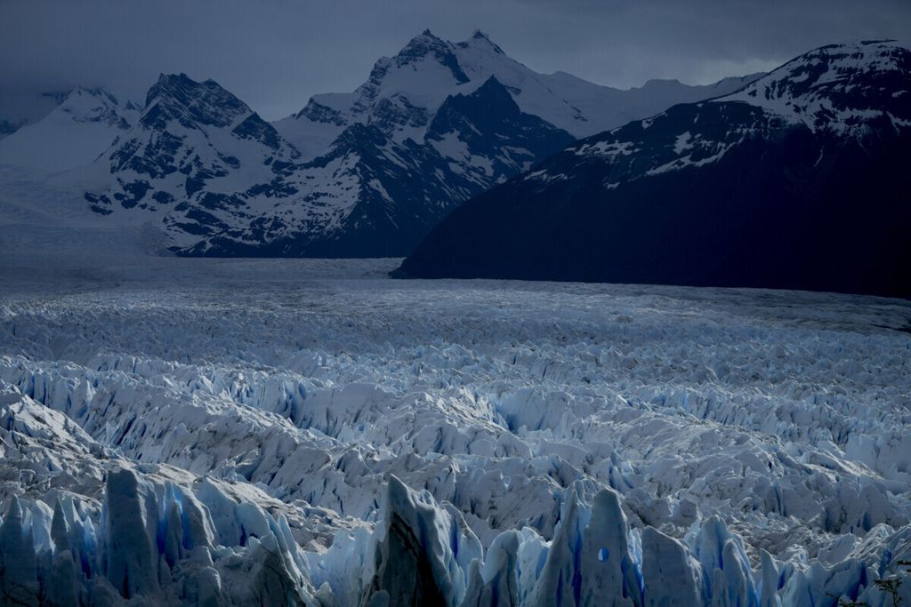 Hamparan es yang membentuk berbagai formasi pada gletser Perito Moreno dengan latar belakang pegunungan di Taman Nasional Los Glaciares, Argentina, awal November 2021. Konferensi Tingkat Tinggi Perubahan Iklim dalam dua minggu ini akan membahas isu pemanasan global. 