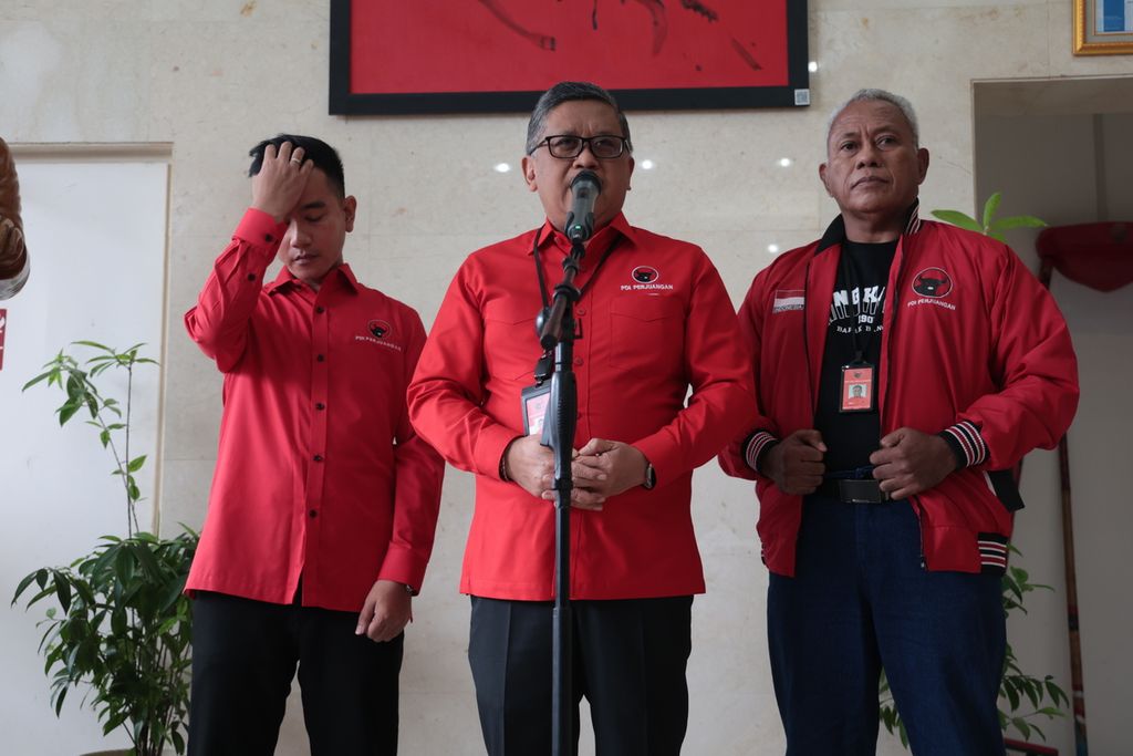 Wali Kota Surakarta Gibran Rakabuming Raka (kiri) memenuhi panggilan DPP PDI-P untuk memberi klarifikasi terkait pertemuannya dengan Ketua Umum Partai Gerindra Prabowo Subianto dan sukarelawan Jokowi, di kantor DPP PDI-P, Jakarta, Senin (22/5/2023). Gibran ditemui Sekretaris Jenderal DPP PDI-P Hasto Kristiyanto (tengah) dan Ketua Bidang Kehormatan DPP PDI-P Komarudin Watubun. Seusai memberikan klarifikasi, Gibran menyatakan tegak lurus dengan arahan Ketua Umum PDI-P Megawati Soekarnoputri.