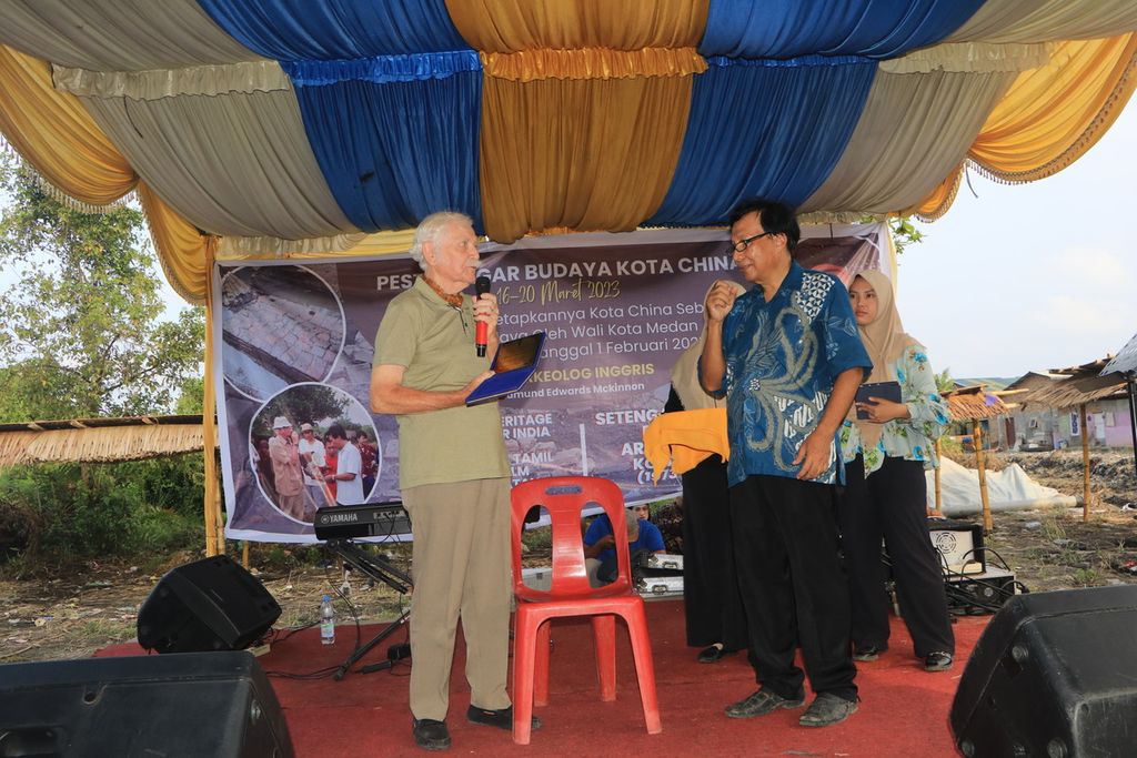 Peneliti arkeologi Edward Edmunds Mckinnon dan pendiri Museum Situs Kota China Ichwan Azhari menjadi pembicara dalam Festival Cagar Budaya, di Medan, Sumatera Utara, Kamis (16/3/2023). 