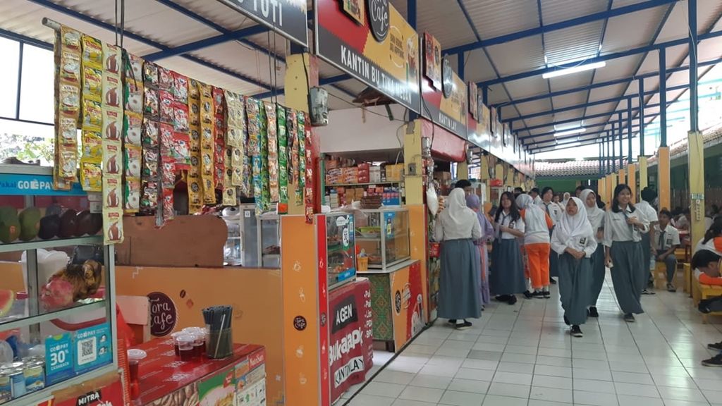 Suasana kantin sekolah SMAN 78 Jakarta ketika waktu istirahat berlangsung. Mayoritas warung yang tersedia di kantin ini menjual minuman kemasan dan makanan yang diolah dengan digoreng.