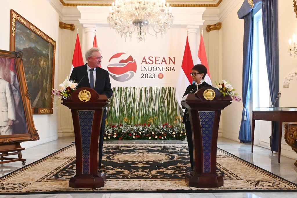 Menteri Luar Negeri RI Retno Marsudi (kanan) dan Menlu Luksemburg Jean Asselborn memaparkan hasil pembicaraan mereka, Kamis (25/5/2023), di Jakarta. 