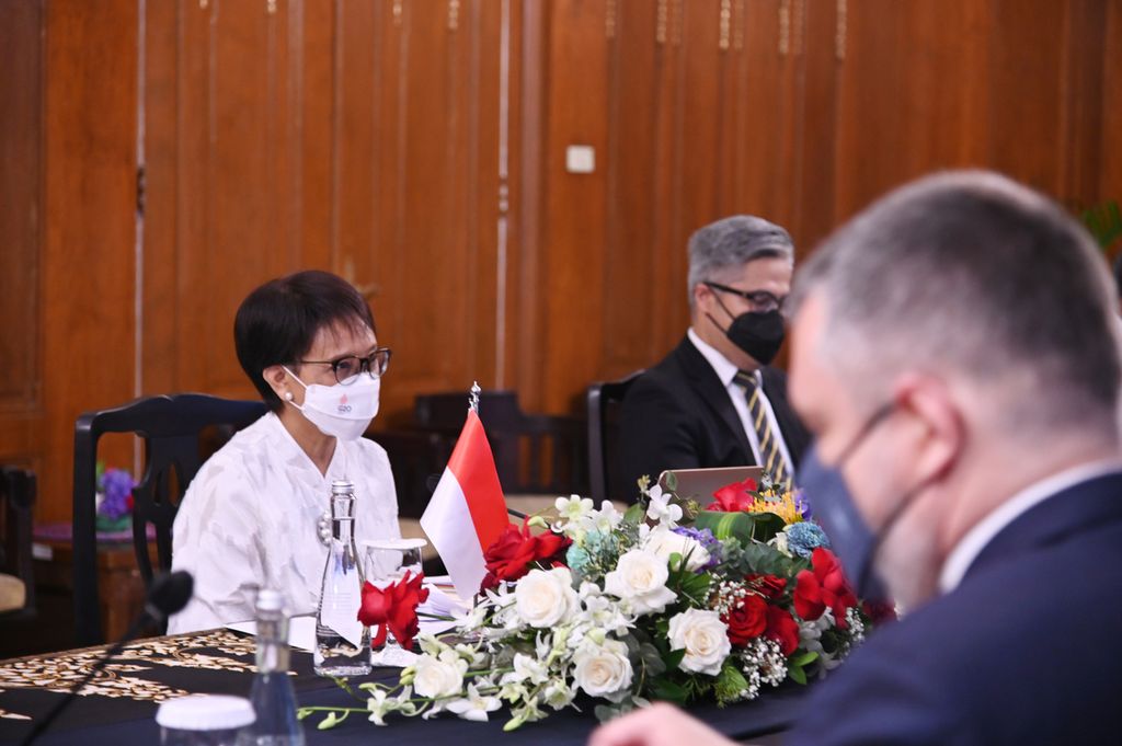 Menteri Luar Negeri RI Retno LP Marsudi (kiri) berbicara dengan mitranya, Menteri Luar Negeri Serbia di Jakarta, Senin (23/5/2022 ). Kedua menlu membahas sejumlah hal, salah satunya  adalah peluang kerja sama ekspor-impor gandum dan minyak sawit antara kedua negara.