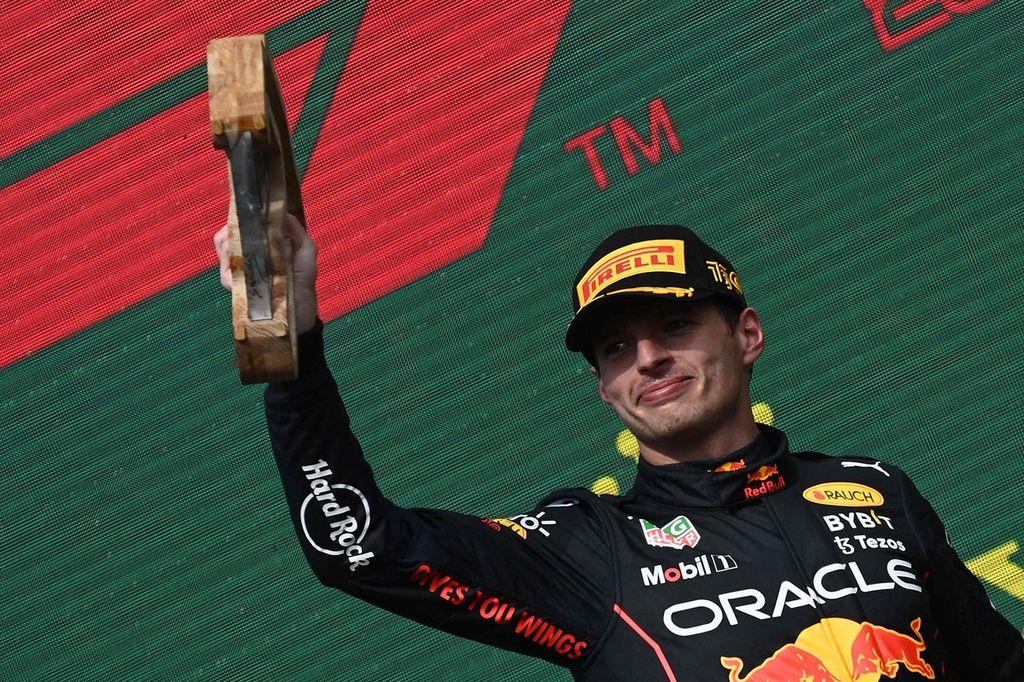 Pebalap tim Red Bull Max Verstappen merayakan kemenangannya pada f1 seri Belgia di Sirkuit Spa-Francorchamps, Spa, Belgia, Minggu (28/8/2022). 