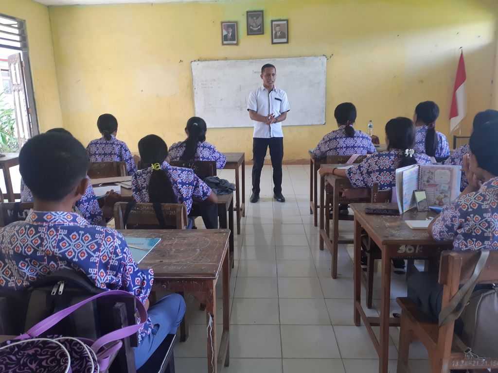 Yulius Aprian Klau menjelaskan materi pelajaran kepada siswa di SMA Negeri 1 Kupang Timur, Kabupaten Kupang, Nusa Tenggara Timur, pada Rabu (23/11/2022). Yulius merupakan guru yang dinyatakan lulus menjadi pegawai pemerintah dengan perjanjian kerja (PPPK) pada Desember 2021.