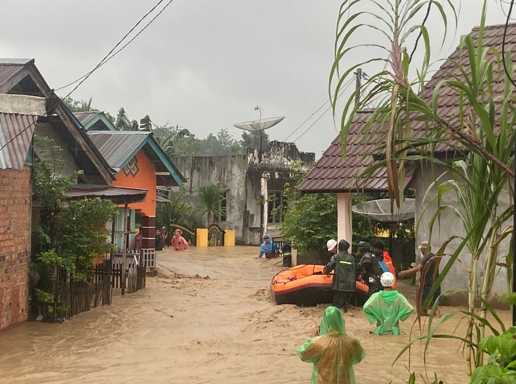Banjir merendam sejumlah kecamatan di Kabupaten Lahat, Sumatera Selatan, Kamis (9/3/2023). Akibatnya, satu orang tewas dan ratusan rumah terendam.