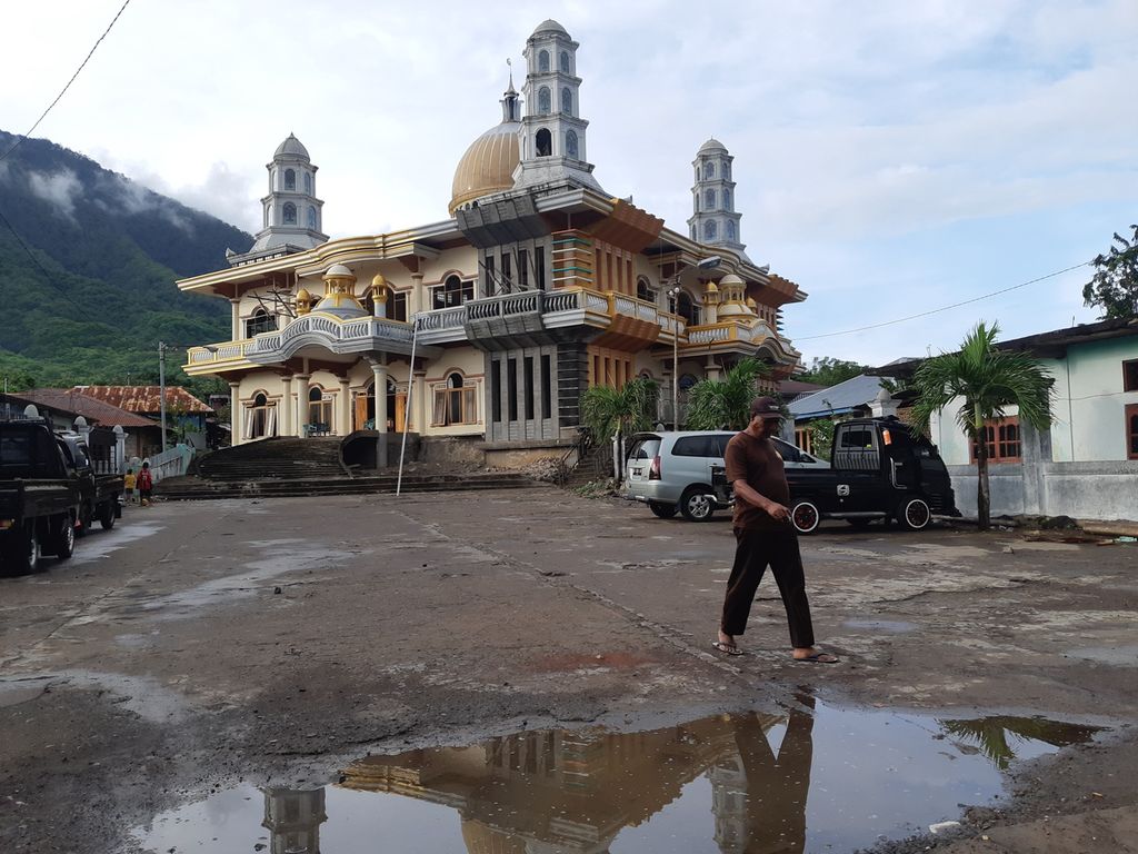 Masjid Agung Syuhada di jantung kota Larantuka, Kabupaten Flores Timur, NTT, pada Rabu (25/1/2023). Toleransi di kota mayoritas pemeluk Katolik itu sangat terjaga.