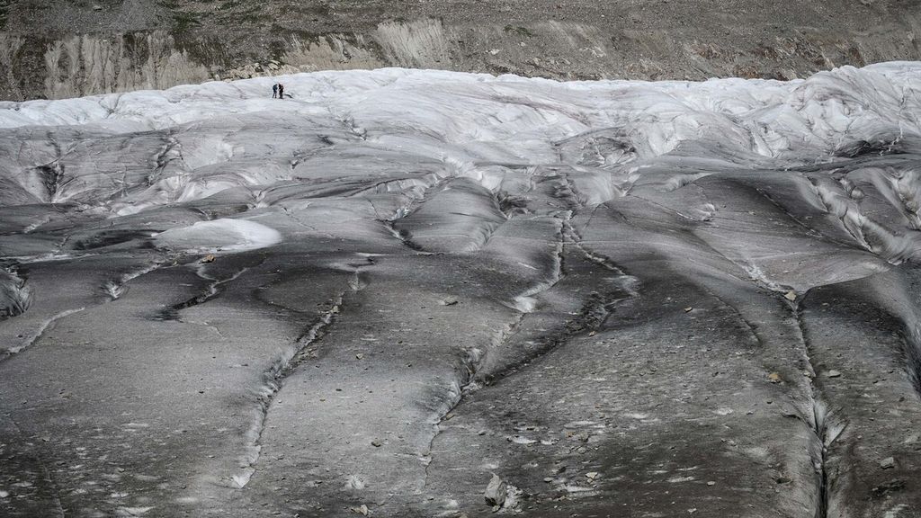 Ilmuwan Glamos memantau sekitar 20 gletser Swiss setiap tahun dan mencatat bahwa sejak 2010, frekuensi es mencair sangat ekstrem. Pemanasan global berlangsung begitu cepat sehingga menyebabkan sejumlah gletser kecil hilang.