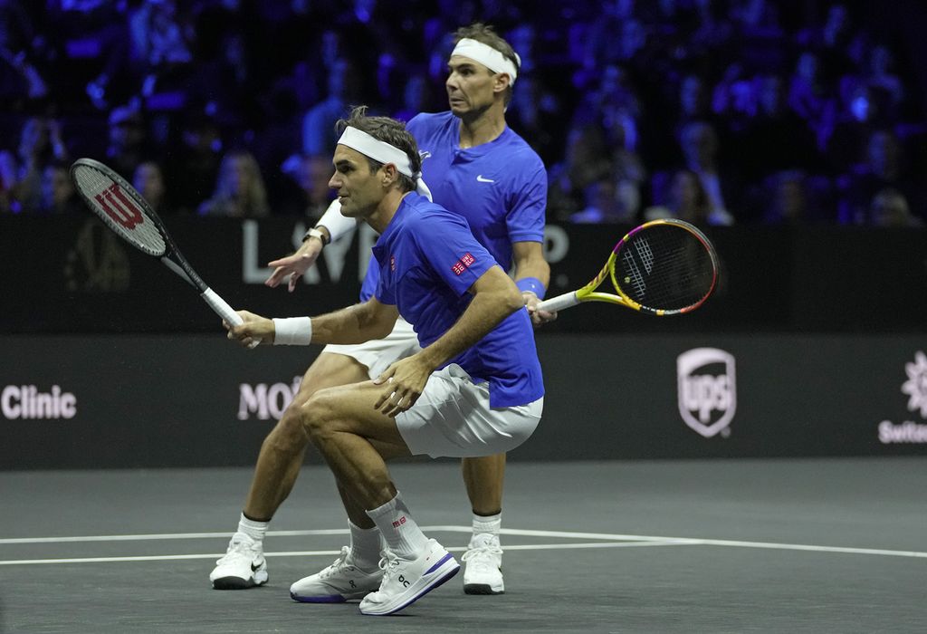 Roger Federer dan Rafael Nadal dari Tim Eropa bermain dalam nomor ganda putra kejuaraan beregu Piala Laver melawan pasangan Jack Sock/Frances Tiafoe dari Tim Dunia di O2 Arena, London, Sabtu (24/9/2022) dini hari WIB. Federer/Nadal kalah, 6-4, 6-7 (2), 9-11. 