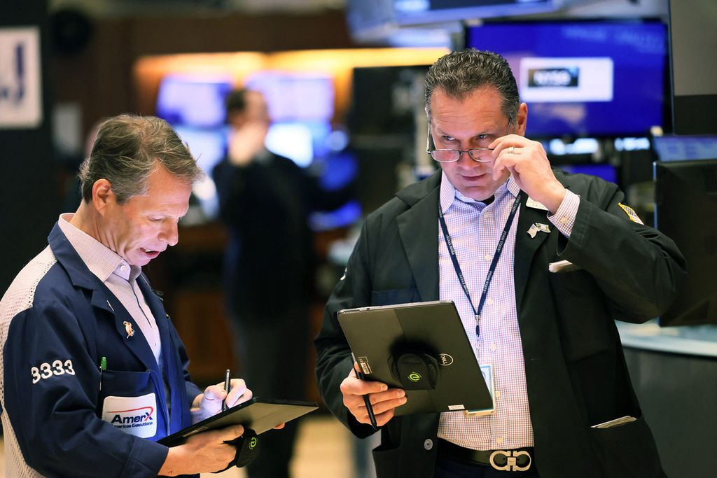 Traders work on the floor of the New York Stock Exchange (NYSE) during morning trading on February 01, 2023 in New York City. Stocks opened low this morning amid news of another interest rate increase by the Federal Reserve in its continued effort to slow inflation. 