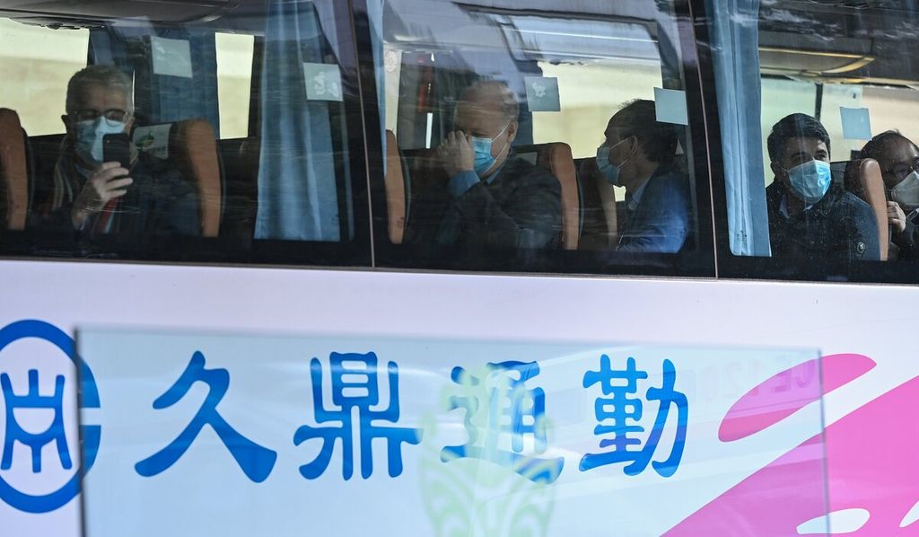 Anggota tim Organisasi Kesehatan Dunia (WHO) berada di dalam bus setelah selesai menjalani karantina 14 hari di Wuhan, China.