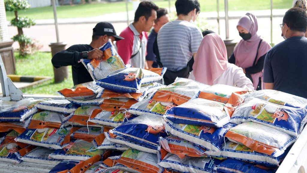 Pemerintah Provinsi Kalimantan Selatan bersama Perum Bulog Divisi Regional Kalsel menggelar operasi pasar beras bersubsidi di Kota Banjarmasin, Kamis (22/12/2022). 
