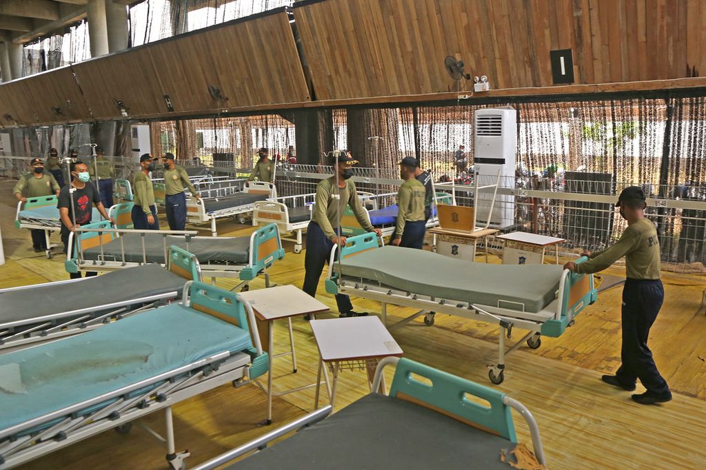 Aparatur terpadu menyiapkan kembali Rumah Sakit Lapangan Tembak di Kedung Cowek, Surabaya, Jawa Timur, Minggu (6/2/2022), untuk mengantisipasi lonjakan pasien Covid-19. 