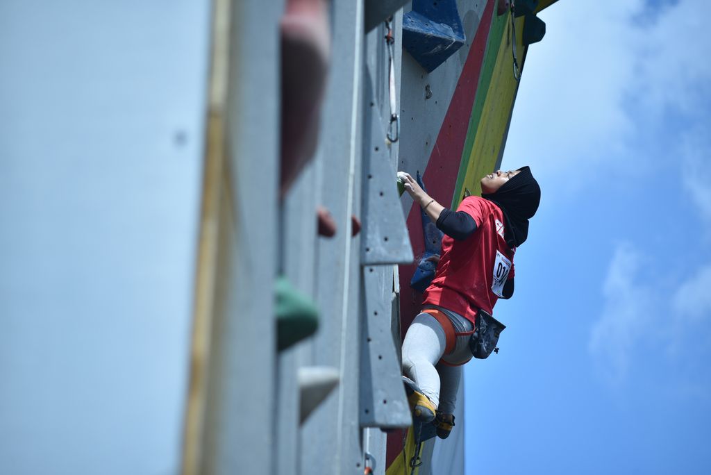 Seorang anak mengikuti seleksi hari kedua sentra pembinaan Desain Besar Olahraga Nasional pada cabang panjat tebing di Universitas Negeri Jakarta, 14 Juli 2022. 