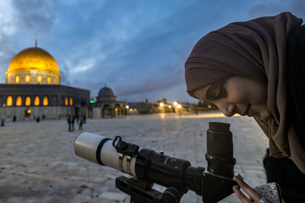 Warga ikut mengamati posisi bulan sabit dari halaman kompleks Masjidil Aqsa, Jerusalem pada Selasa (21/3/2023).