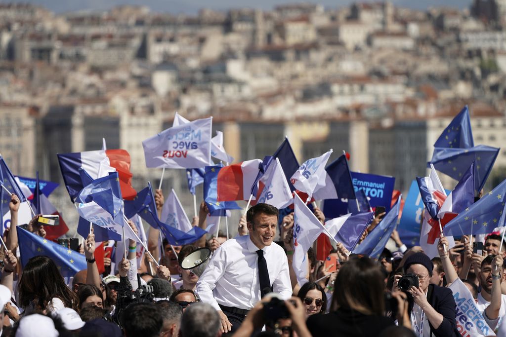 Presiden petahana Perancis, Emmanuel Macron, berkampanye di Marseille, Sabtu (16/4/2022) waktu setempat. Pada putaran pertama, Macron menguasai daerah Perancis di pesisir barat dengan kota-kota penting, seperti Nantes, Bordeaux, dan Toulouse.