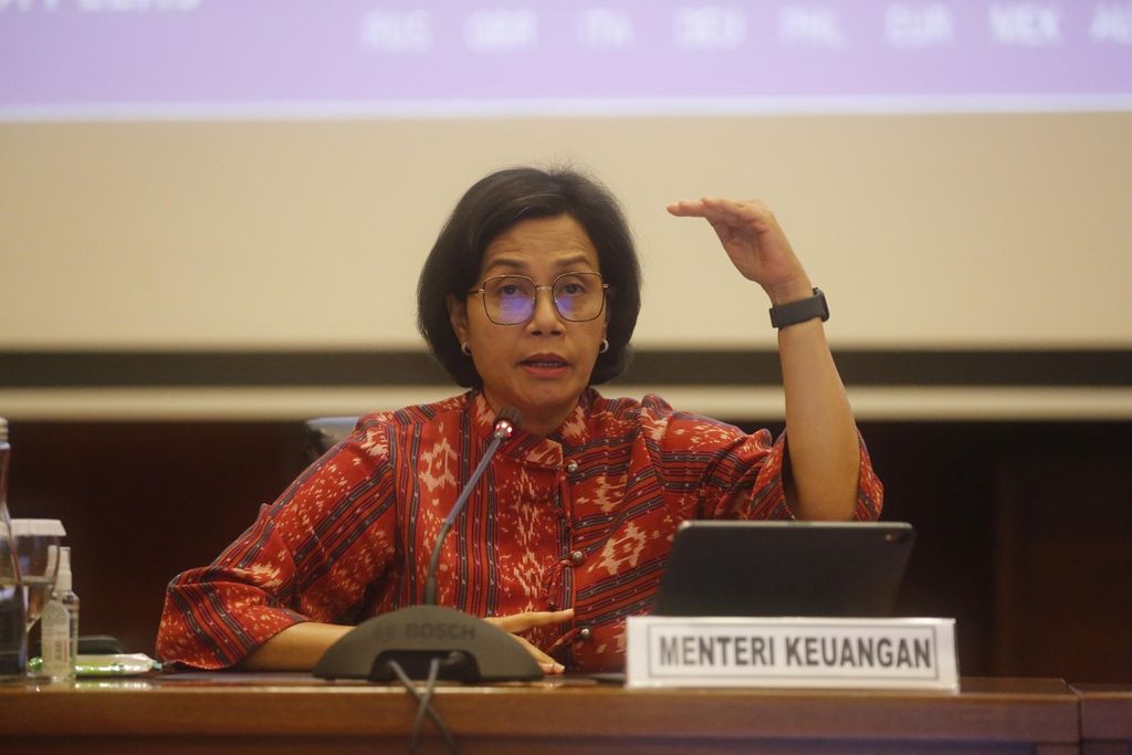 Menteri Keuangan Sri Mulyani Indrawati memberi keterangan kepada wartawan saat konferensi pers APBN KiTa di Kementerian Keuangan, Jakarta Pusat, Selasa (14/3/2023). APBN mencatatkan surplus sebesar Rp131,8 triliun pada akhir Februari 2023. Surplus ini setara dengan 0,63 persen produk domestik bruto Indonesia. KOMPAS/TOTOK WIJAYANTO (TOK) 14-03-2023